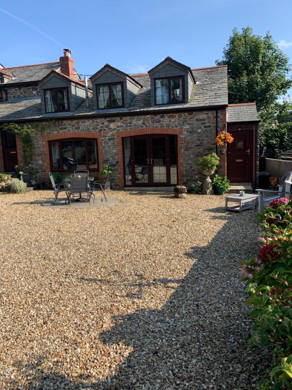 a house with a gravel yard with a patio at Ivy Cottage in Launceston