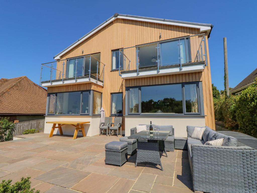 41 Woodvale Road, Cowes (updated prices 2024)