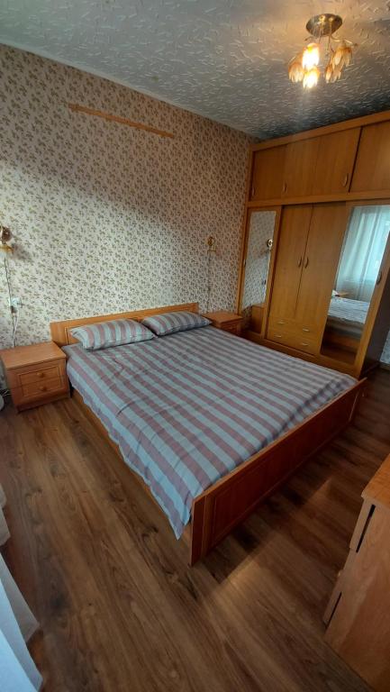 ein Schlafzimmer mit einem großen Bett in einem Zimmer in der Unterkunft Celtnieku 14 in Ventspils