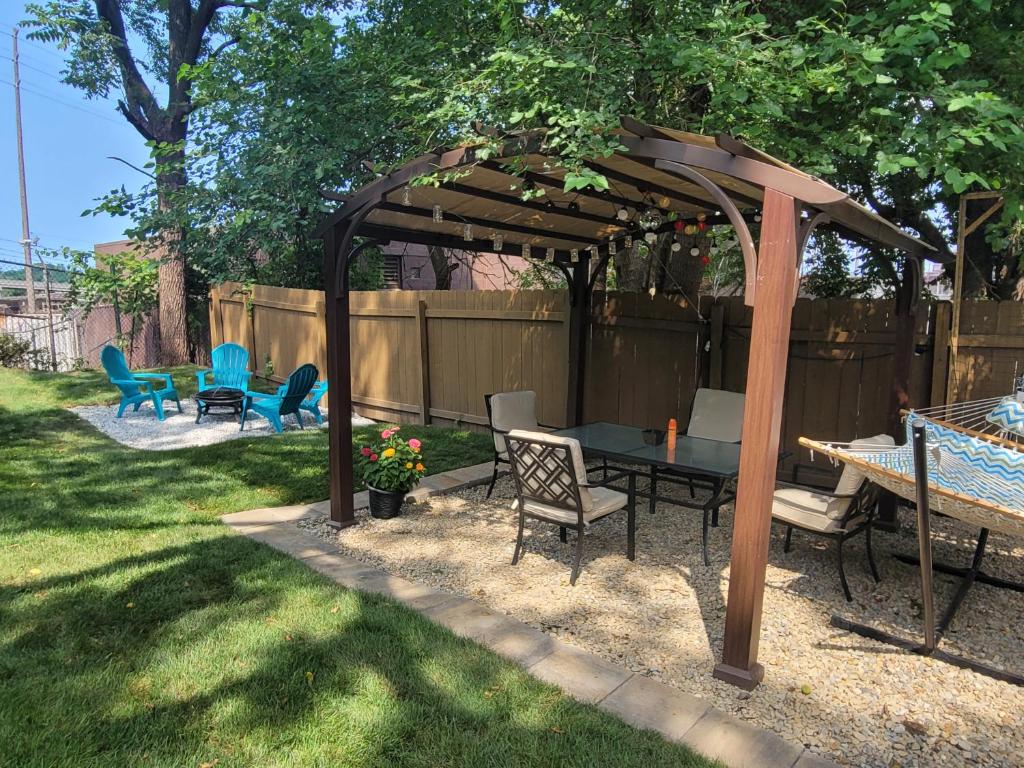 a gazebo with a table and chairs in a yard at Tremont! 7 min to downtown Cleveland in Cleveland