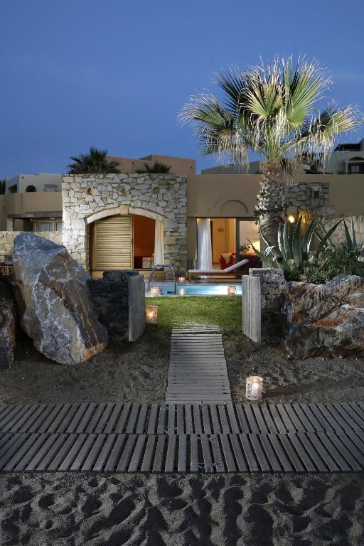Бассейн в Aquila Rithymna Beach или поблизости