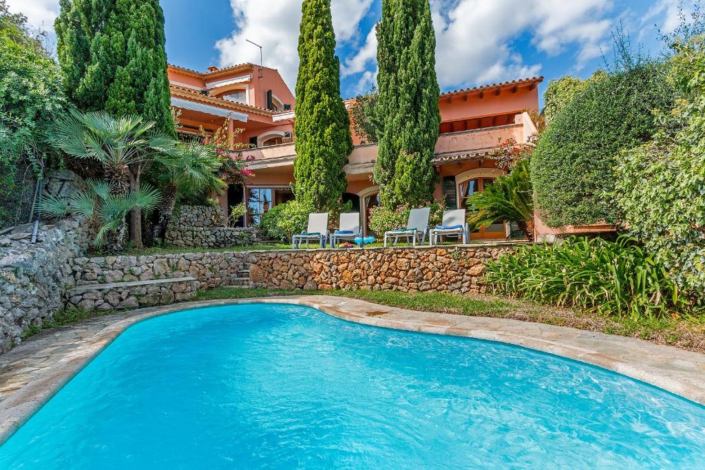 Bazén v ubytování Townhouse with pool and mountain views, just 5 min nebo v jeho okolí