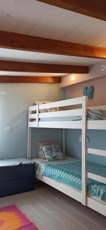 Cette chambre dispose de lits superposés et de 2 lits superposés. dans l'établissement Beautiful chalet with wifi and free parking, à Arona