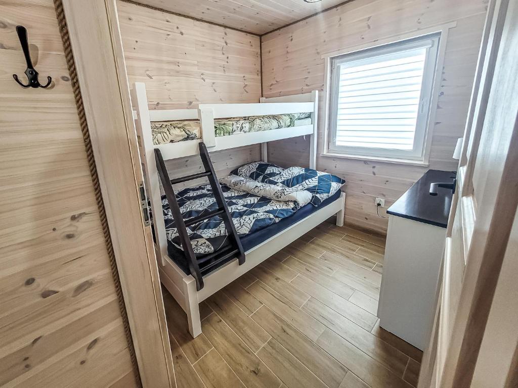 波德古珍的住宿－Szary Domek w Karkonoszach，一间小房间,在一个小房子里配有双层床