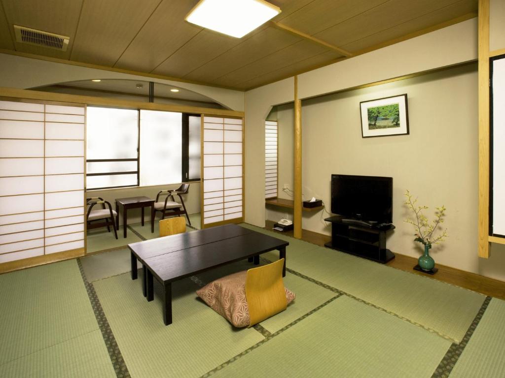 TV a/nebo společenská místnost v ubytování Kyoto Ryokan Hirashin