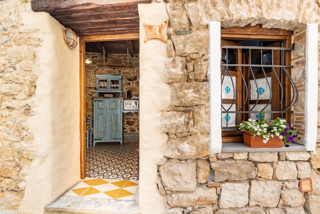 Fotografie z fotogalerie ubytování Sa dommu de su maistru 'e linna _SA SCANCìA_ v destinaci Baunei