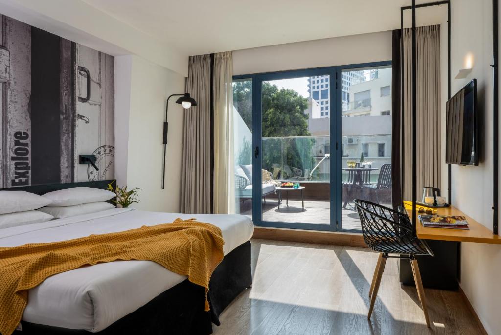Postel nebo postele na pokoji v ubytování BY14 TLV Hotel