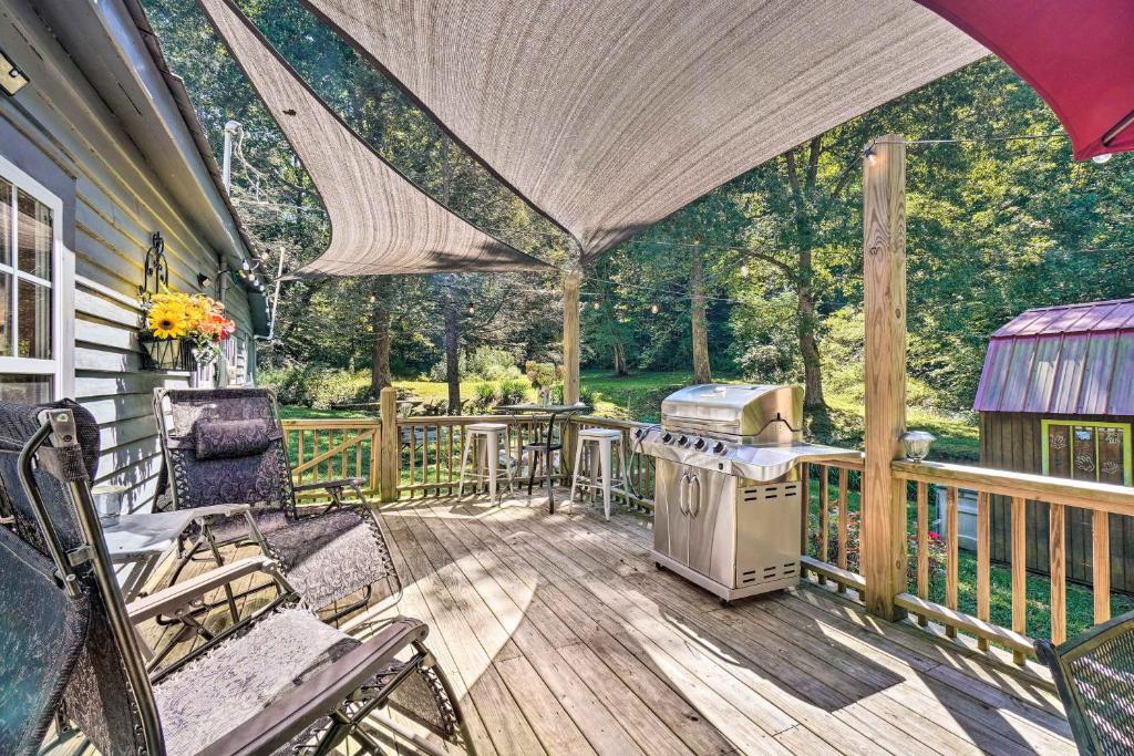 un porche con una parrilla en una terraza de madera en The Creek Winfield Gem 73 Acres of Privacy, 