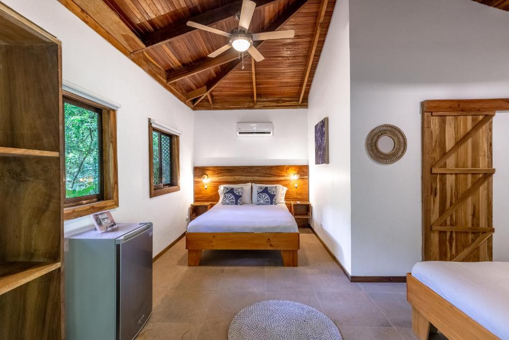 Postel nebo postele na pokoji v ubytování Makanas Beach Bungalows