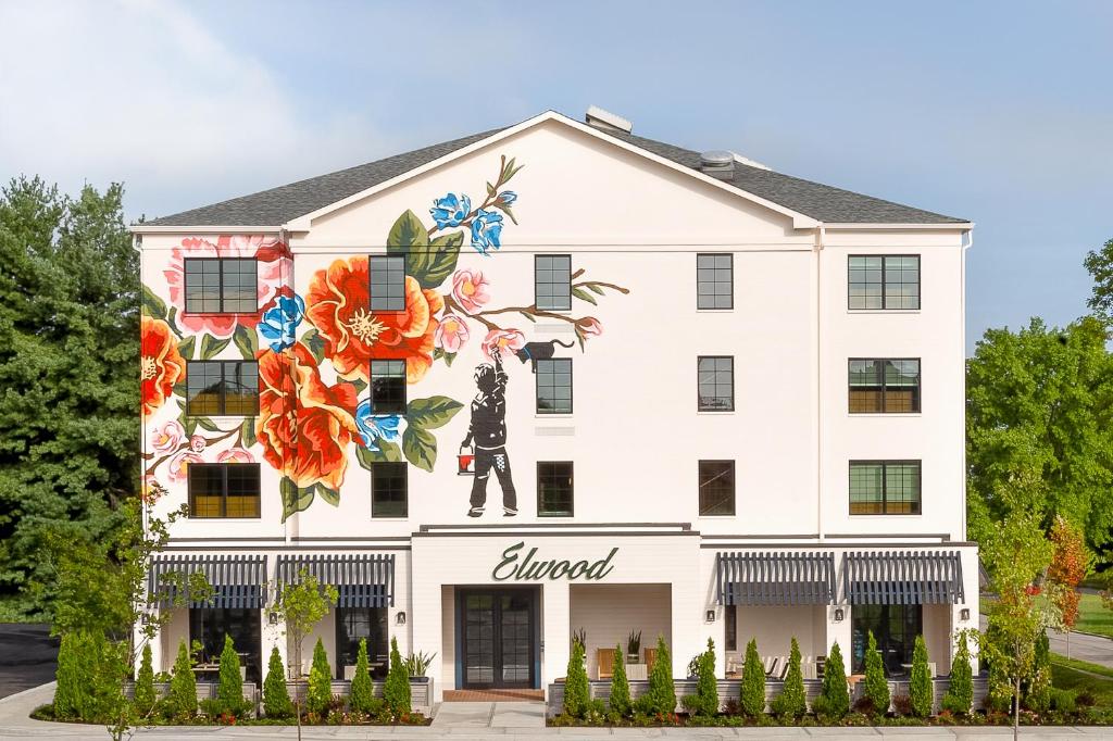 un edificio con un mural en el costado en Elwood Hotel & Suites, en Lexington