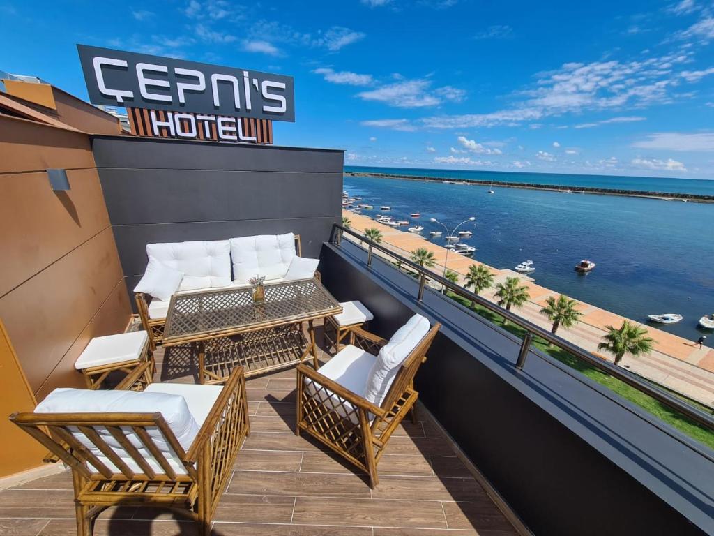 çepnis hotel في سامسون: شرفة مع كراسي وإطلالة على المحيط