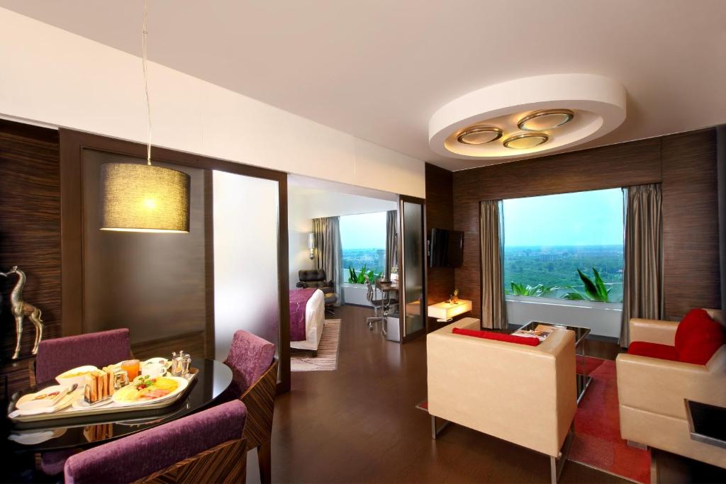 Posezení v ubytování Fortune Select SG Highway, Ahmedabad - Member ITC Hotels' Group