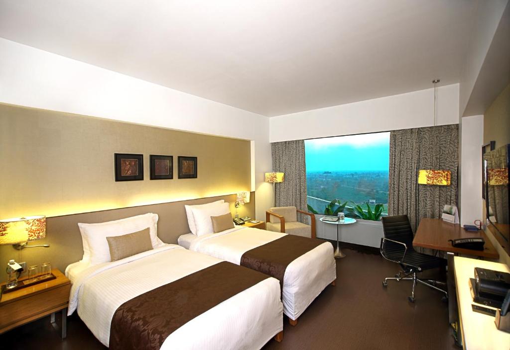Postel nebo postele na pokoji v ubytování Fortune Select SG Highway, Ahmedabad - Member ITC Hotels' Group