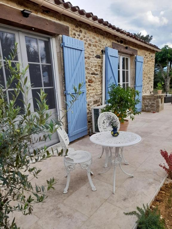 Ogród w obiekcie La petite maison bleue avec piscine