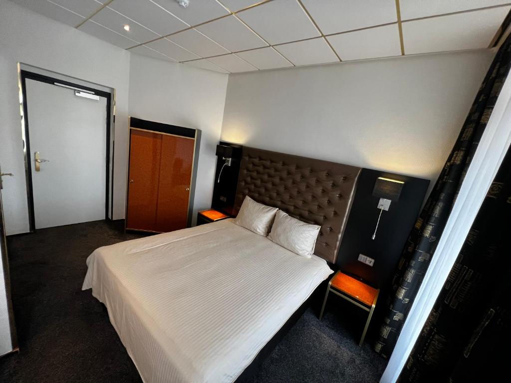 Postel nebo postele na pokoji v ubytování Hotel Le Beau Rivage