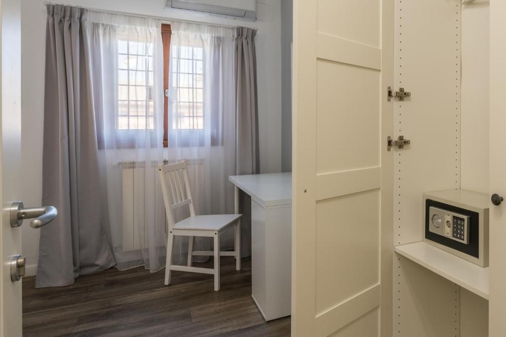 a room with a desk and a chair and a window at B&B L'Ulivo Fiumicino in Fiumicino