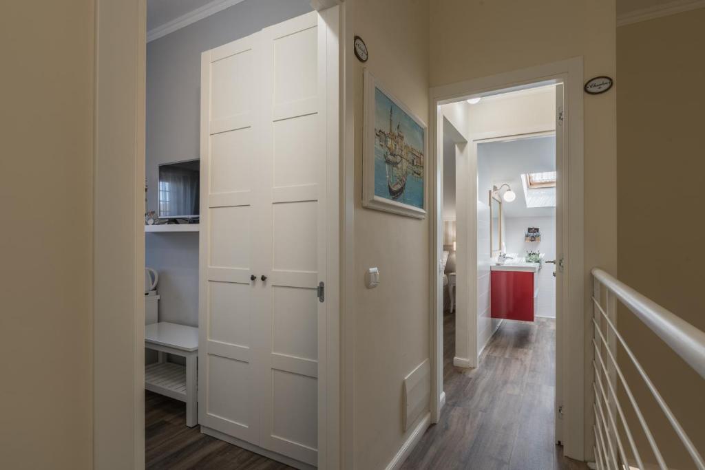 a hallway with a white closet and a bathroom at B&B L'Ulivo Fiumicino in Fiumicino