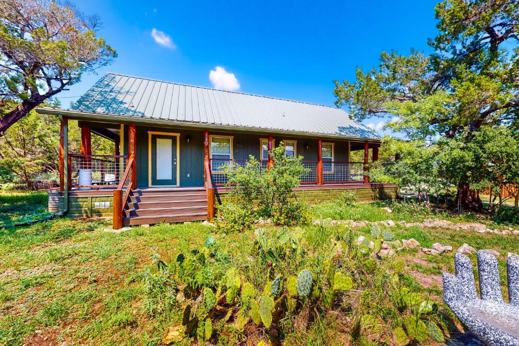 una casa en una colina con un patio en Cabin-Style Book House & Writing Barn en Austin