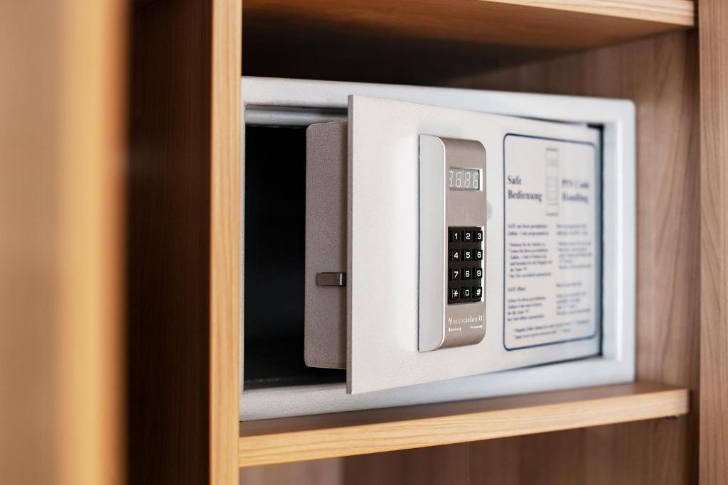a microwave oven sitting on top of a shelf at Hotel am Jakobsmarkt in Nuremberg