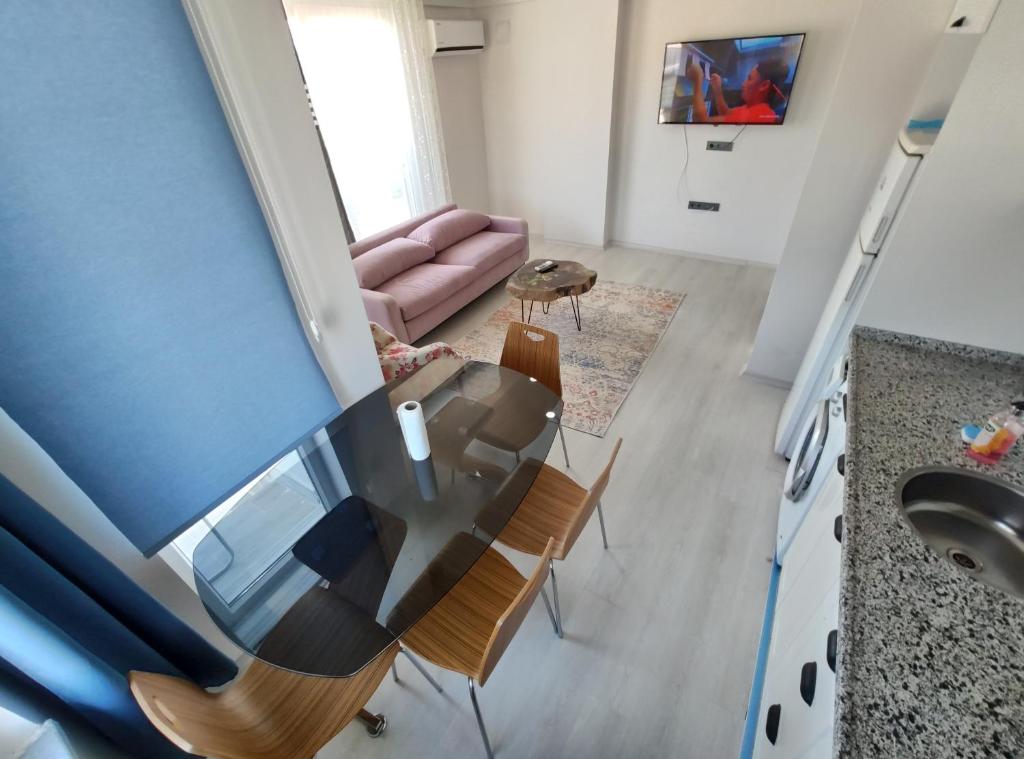 ein Wohnzimmer mit einem Tisch und einem Sofa in der Unterkunft Denizolgun Homes Suit Apart 2 in Dalaman