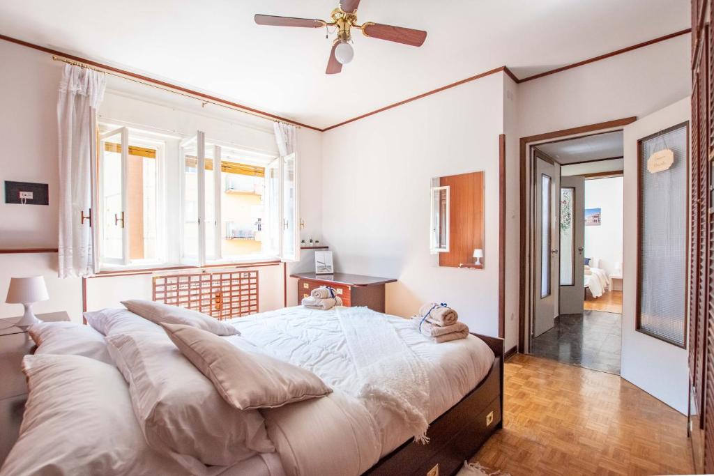 Posteľ alebo postele v izbe v ubytovaní FREE PARKING -6 posti letto e Terrazzo vista mare