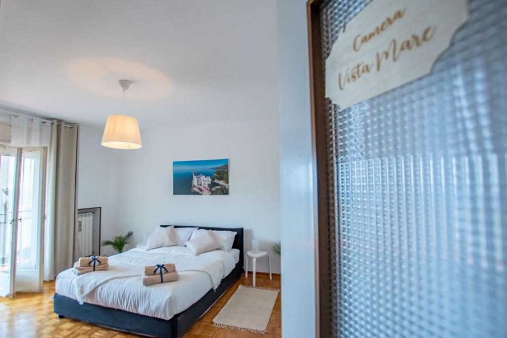 Posteľ alebo postele v izbe v ubytovaní FREE PARKING -6 posti letto e Terrazzo vista mare