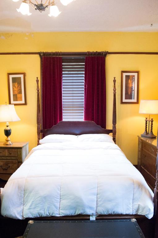 Postel nebo postele na pokoji v ubytování 5 BR Downtown Savannah GA