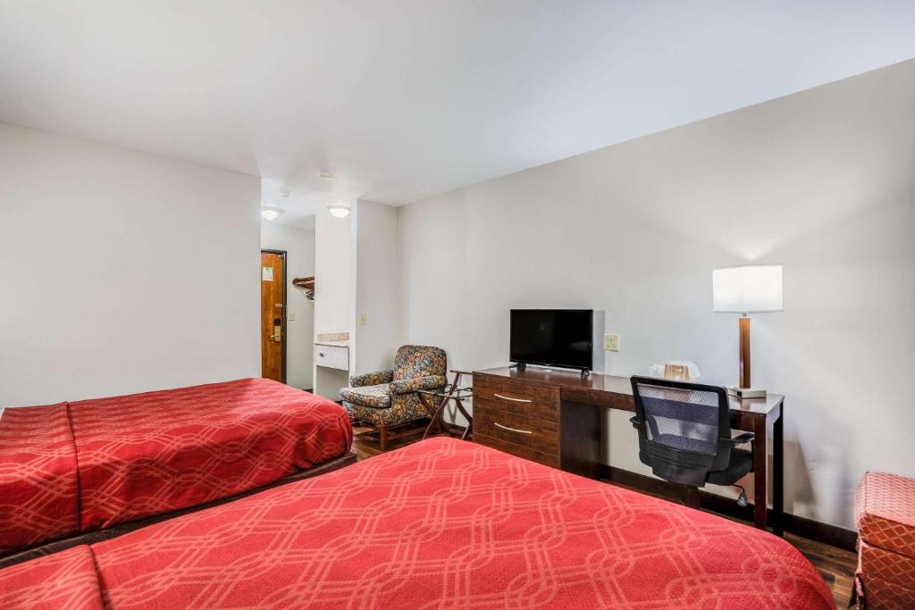 Postel nebo postele na pokoji v ubytování Econo Lodge Milwaukee Airport