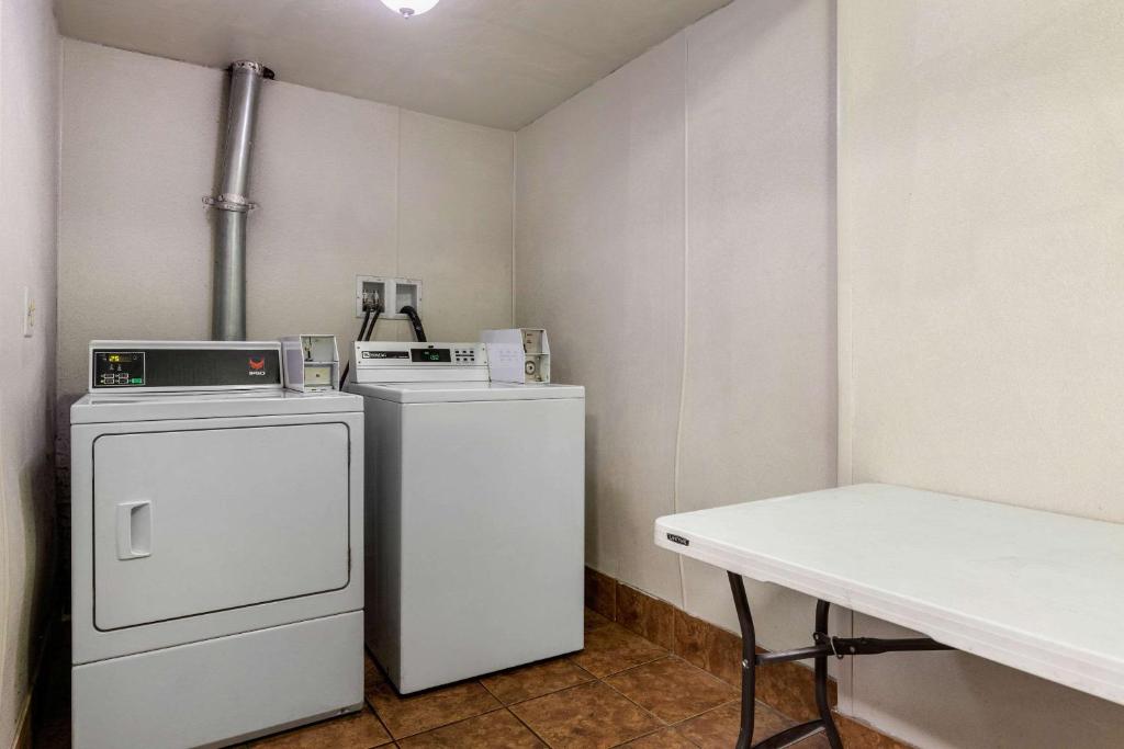 Kuchyň nebo kuchyňský kout v ubytování Econo Lodge Milwaukee Airport