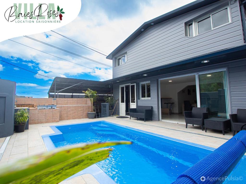 a swimming pool in front of a house at Villa Baies Roses - Piscine chauffée Ile de la Réunion in Le Tampon