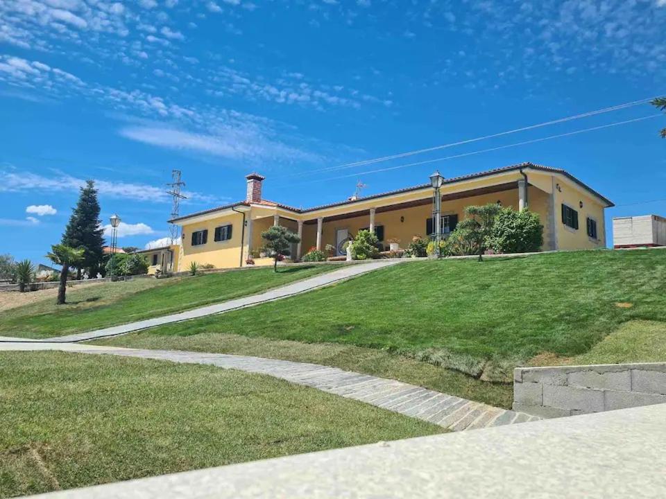 un grande edificio giallo su un prato di Quinta da Laceira - Douro Valley - Alojamento Local a Vila Real