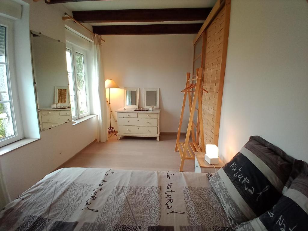 Postel nebo postele na pokoji v ubytování DOMAINE DES TISSEYS vue sur le Mont St Michel