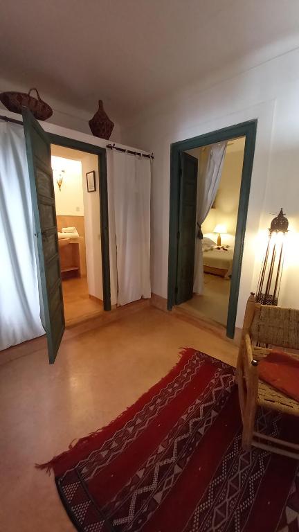 Postel nebo postele na pokoji v ubytování Dar El Kharaz