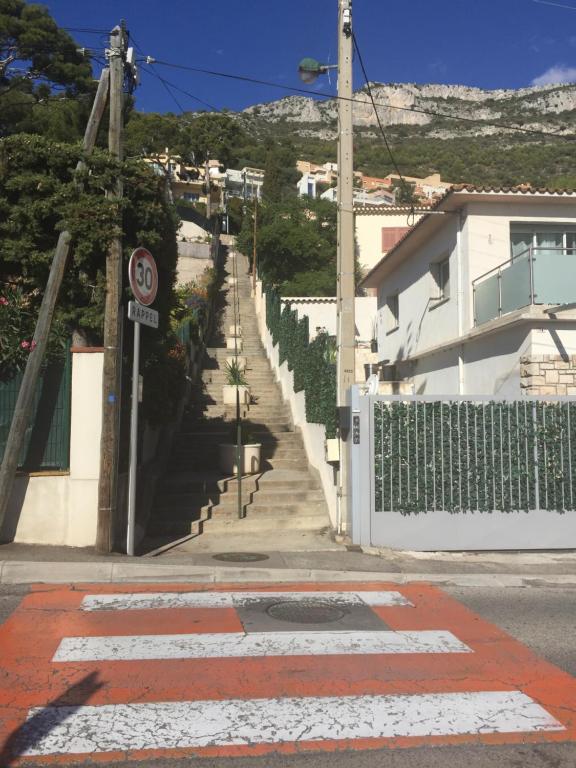 an empty street with a white fence and a sidewalk at SARA RIVIERA Costa Plana in Cap d'Ail