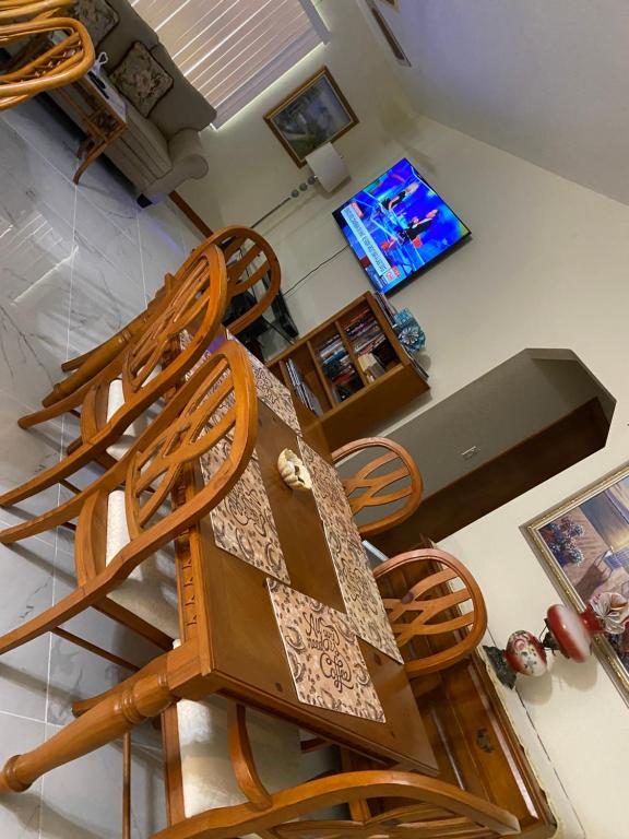 een woonkamer met een tafel en stoelen bij Prada Home Club in Punta Gorda