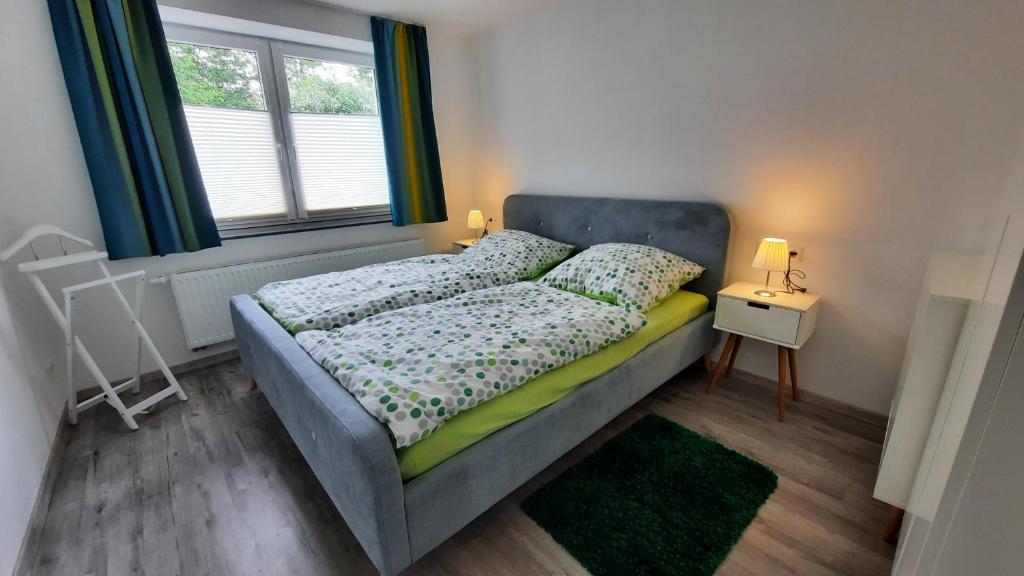 um pequeno quarto com uma cama e uma janela em Fewo Böhle in Hainichen em Hainichen