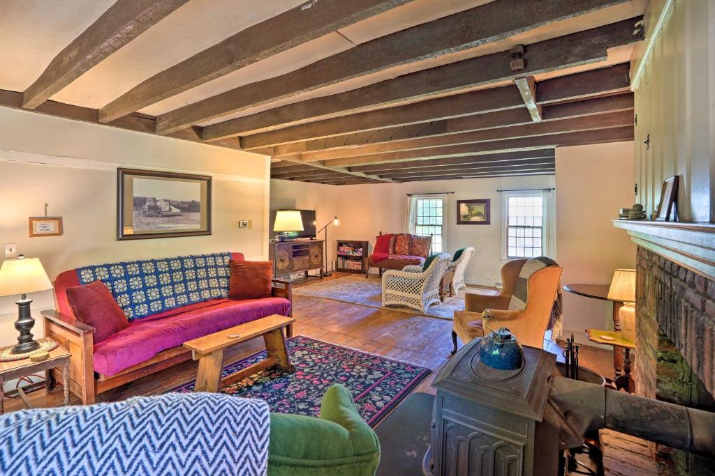 uma sala de estar com um sofá e uma lareira em Charlemont Retreat on Chickley River with EV Charger em Charlemont