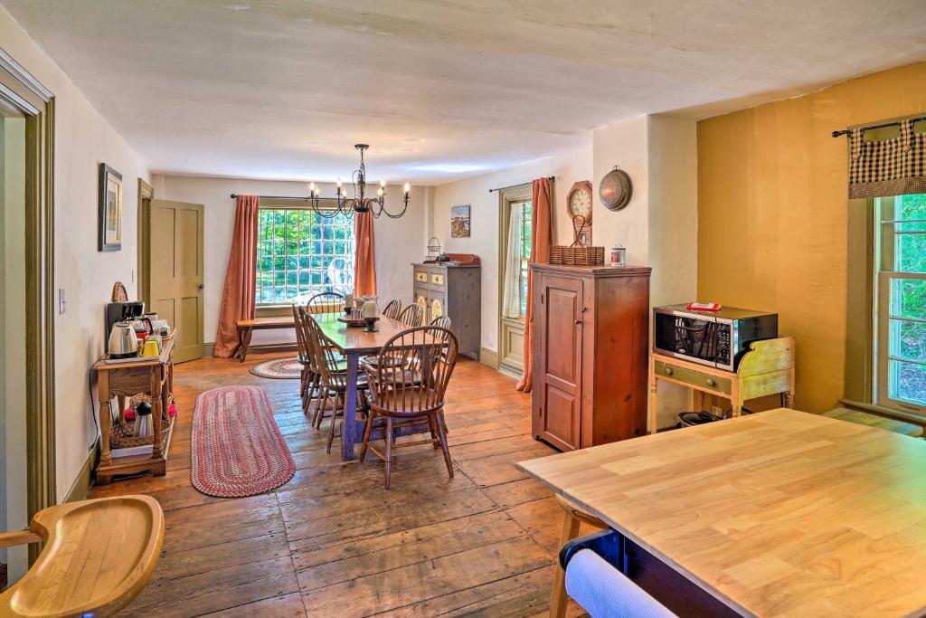 Charlemont Retreat on Chickley River with EV Charger - Casa De Vacaciones