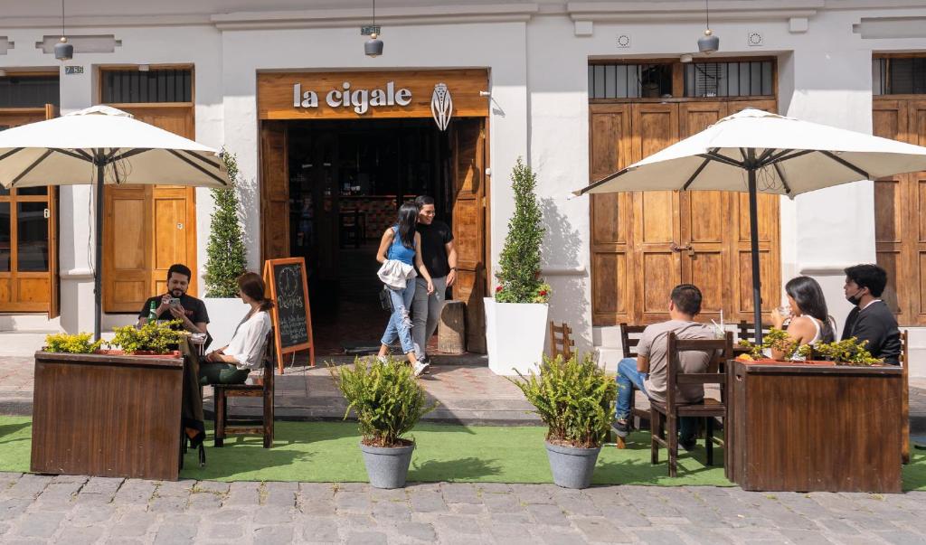 クエンカにあるHostal Restaurant La Cigaleの外席の人々