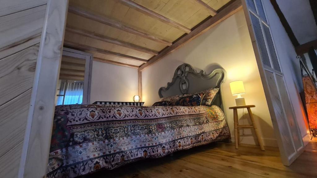 ログローニョにあるLoft Breton De Los Herrerosのベッドルーム1室(大型ベッド1台付)