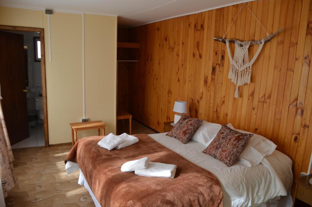 Postel nebo postele na pokoji v ubytování Hostal Los Pinos