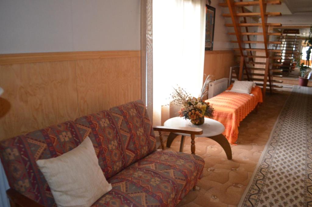 Posezení v ubytování Hostal Los Pinos