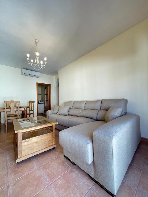 - un salon avec un canapé et une table dans l'établissement LaFrenchTouch - Relájate y desconecta al pueblo, à Villanueva de Tapia