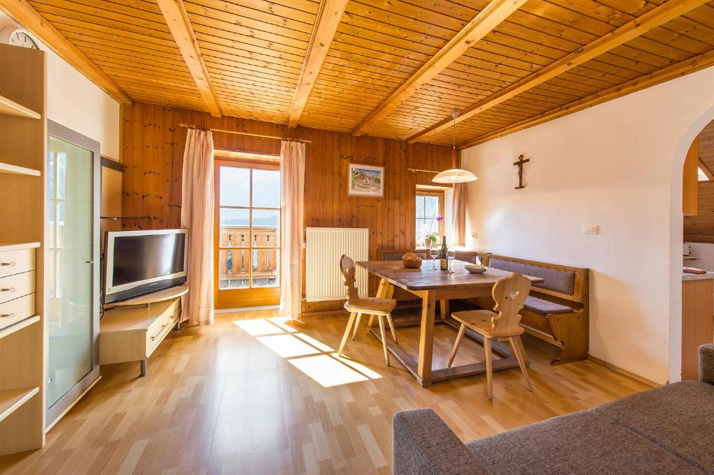 Televízia a/alebo spoločenská miestnosť v ubytovaní Unterversanthof - Große Ferienwohnung für bis zu 6 Personen