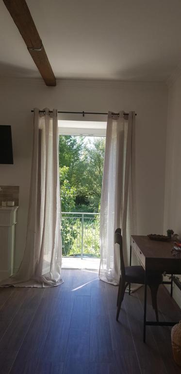 Zdjęcie z galerii obiektu Casa Rosamari - su Lago di Posta Fibreno, Appartamento con camino w mieście Posta Fibreno