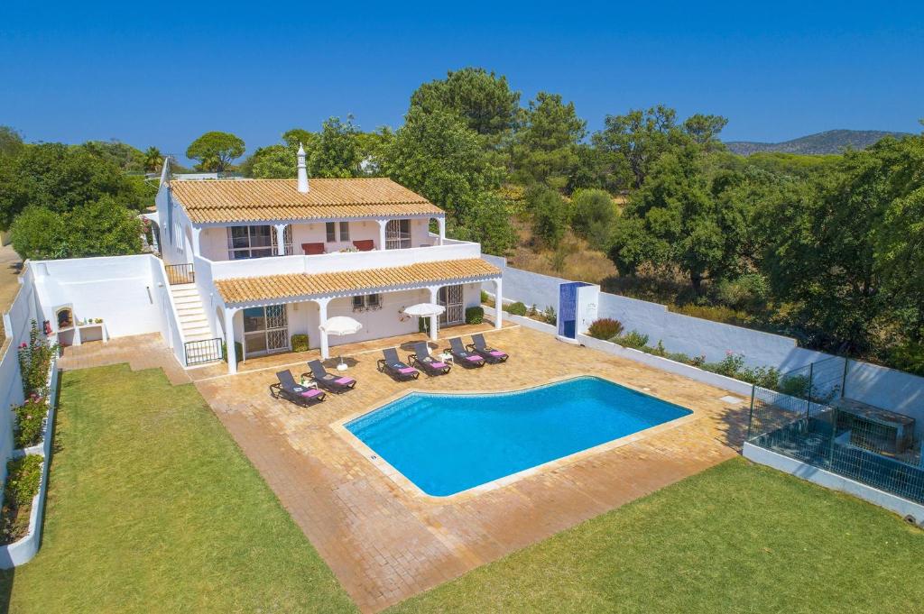 uma vista aérea de uma casa com piscina em Villa Citrinos by Villa Plus em Almancil