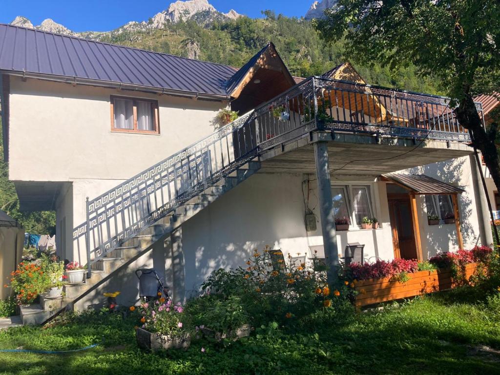 une maison avec un escalier et un balcon dans l'établissement Bujtina Arturi, à Valbonë