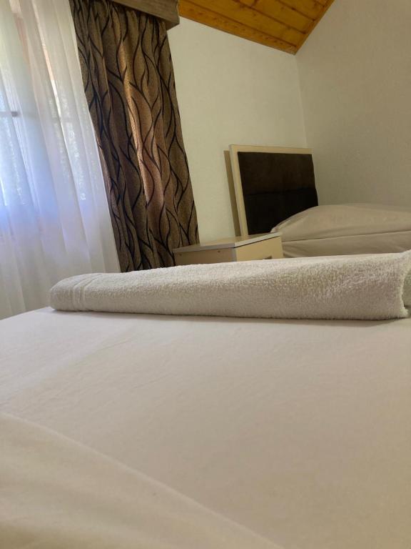 Postel nebo postele na pokoji v ubytování Bujtina Arturi