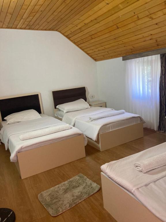 Postel nebo postele na pokoji v ubytování Bujtina Arturi