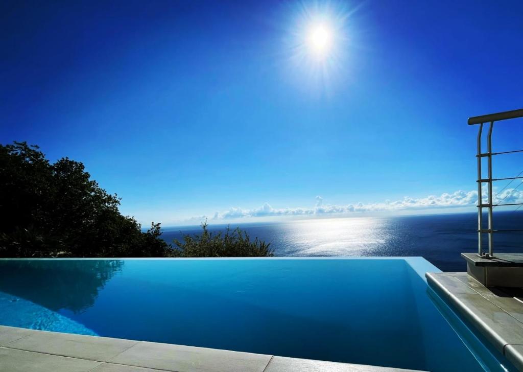 una piscina con vistas al océano en Bergeggi Tindari Sunrise, en Bergeggi